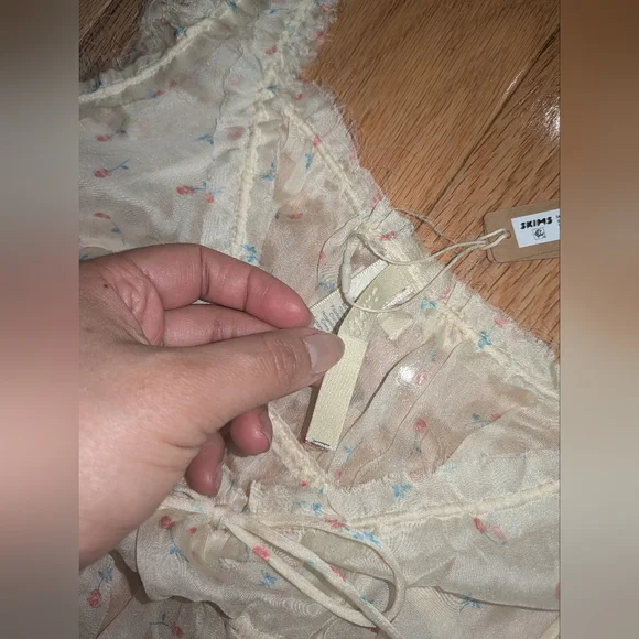 S1. NWT SKIMS ROMANCE BABYDOLL & SHORT SET IN BUTTER VINTAGE ROSE PRINT - Picture 6 of 8